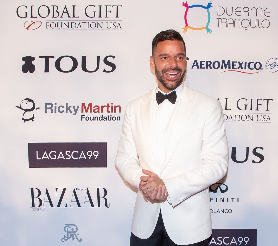 Vacúnate YA, dice el cantante Ricky Martin a conspiranoicos